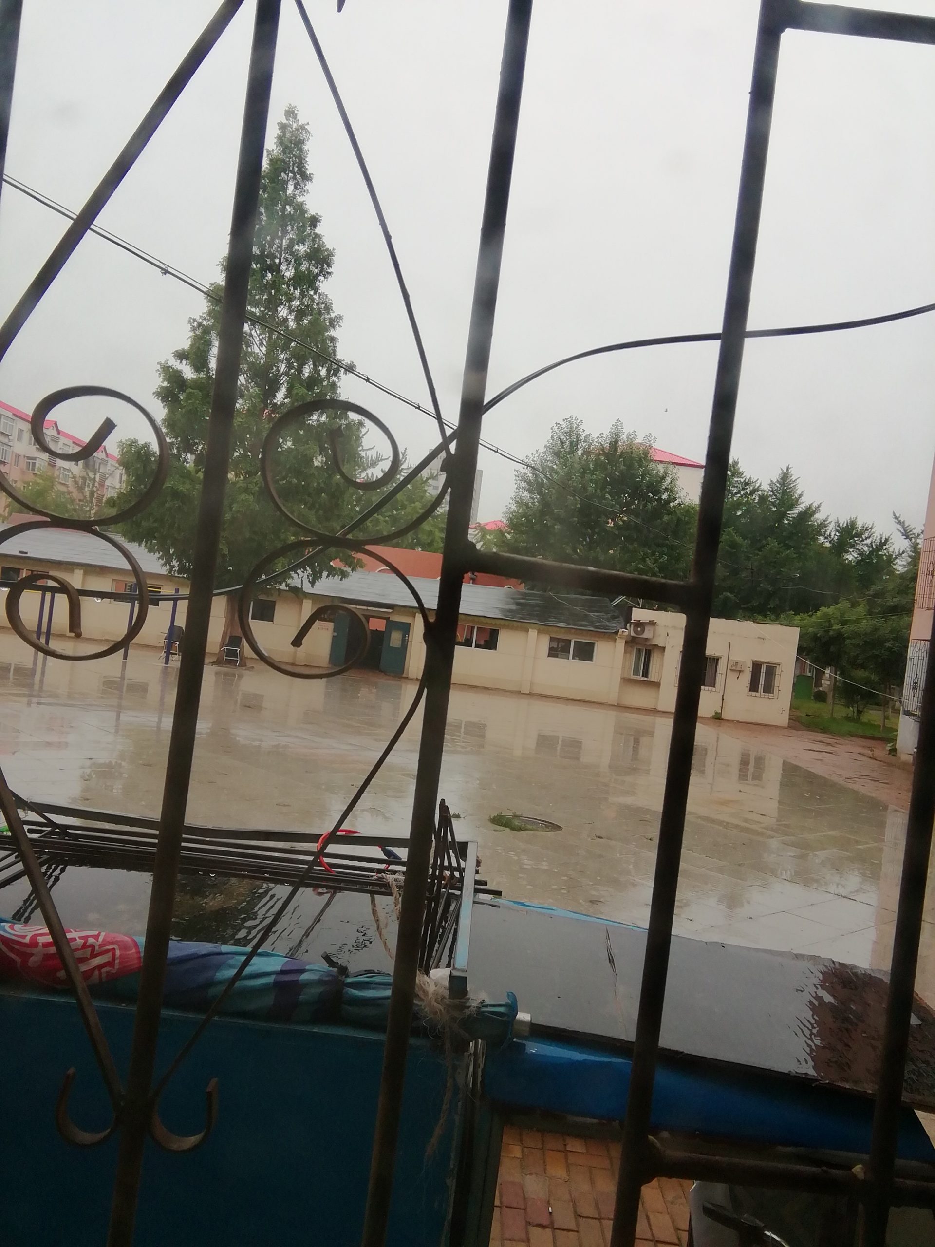 唔……下雨了呢 唔……下雨了呢